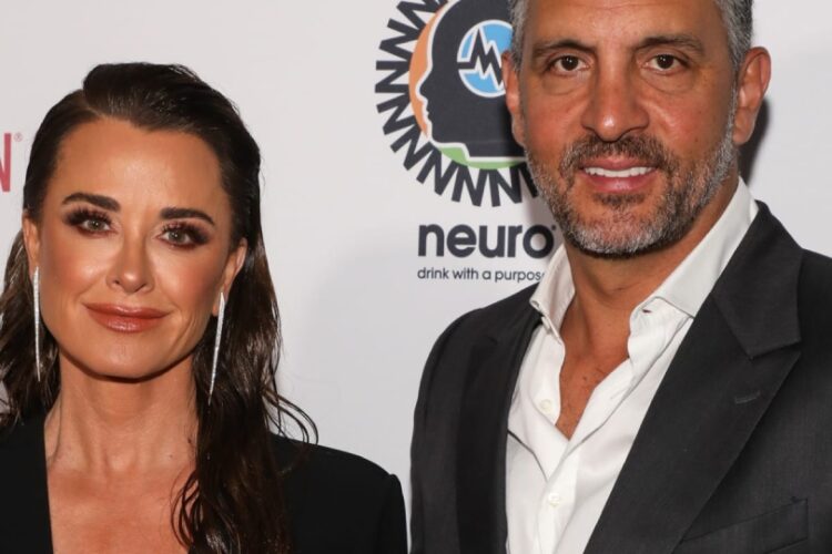 The Genuine Housewives Of Beverly Slopes’ Couple Kyle Richards and Mauricio Umansky Split, Report; Medium Allison DuBois Responds